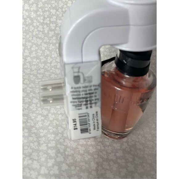 Bath and Body Works BUNNY Wallflower and 4 STRAWBERRY DAIQUIRI Refills - Picture 10 of 10